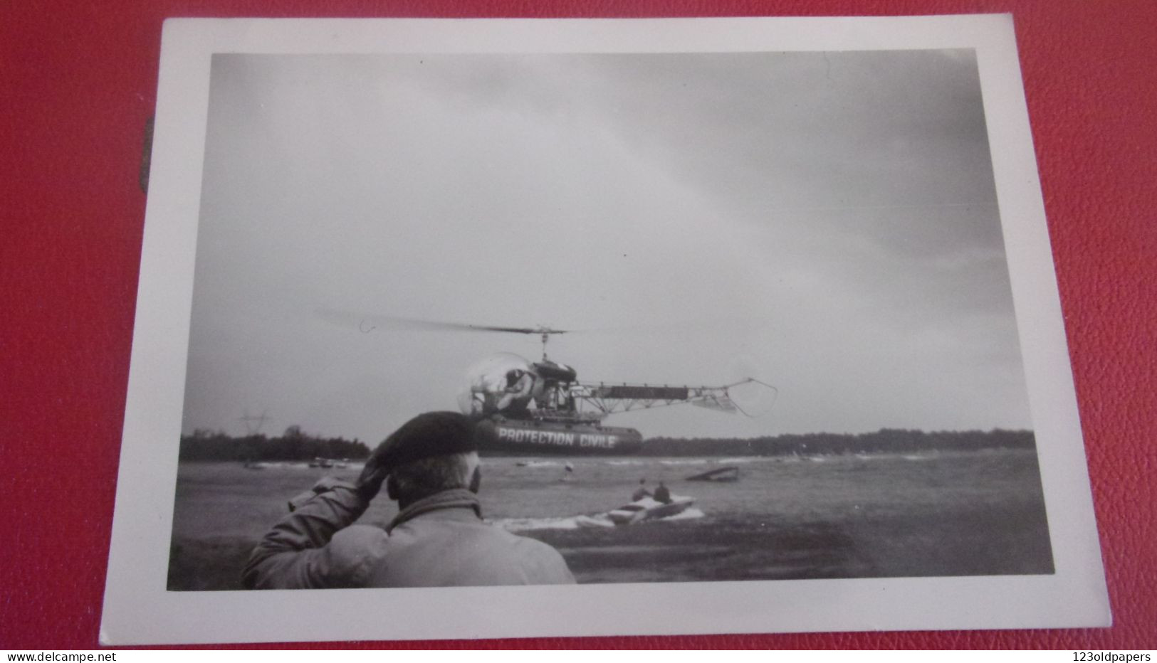 PHOTO  AMATEUR  CIRCA 1950 HELICOPTERE PROTECTION CIVIL - Luftfahrt