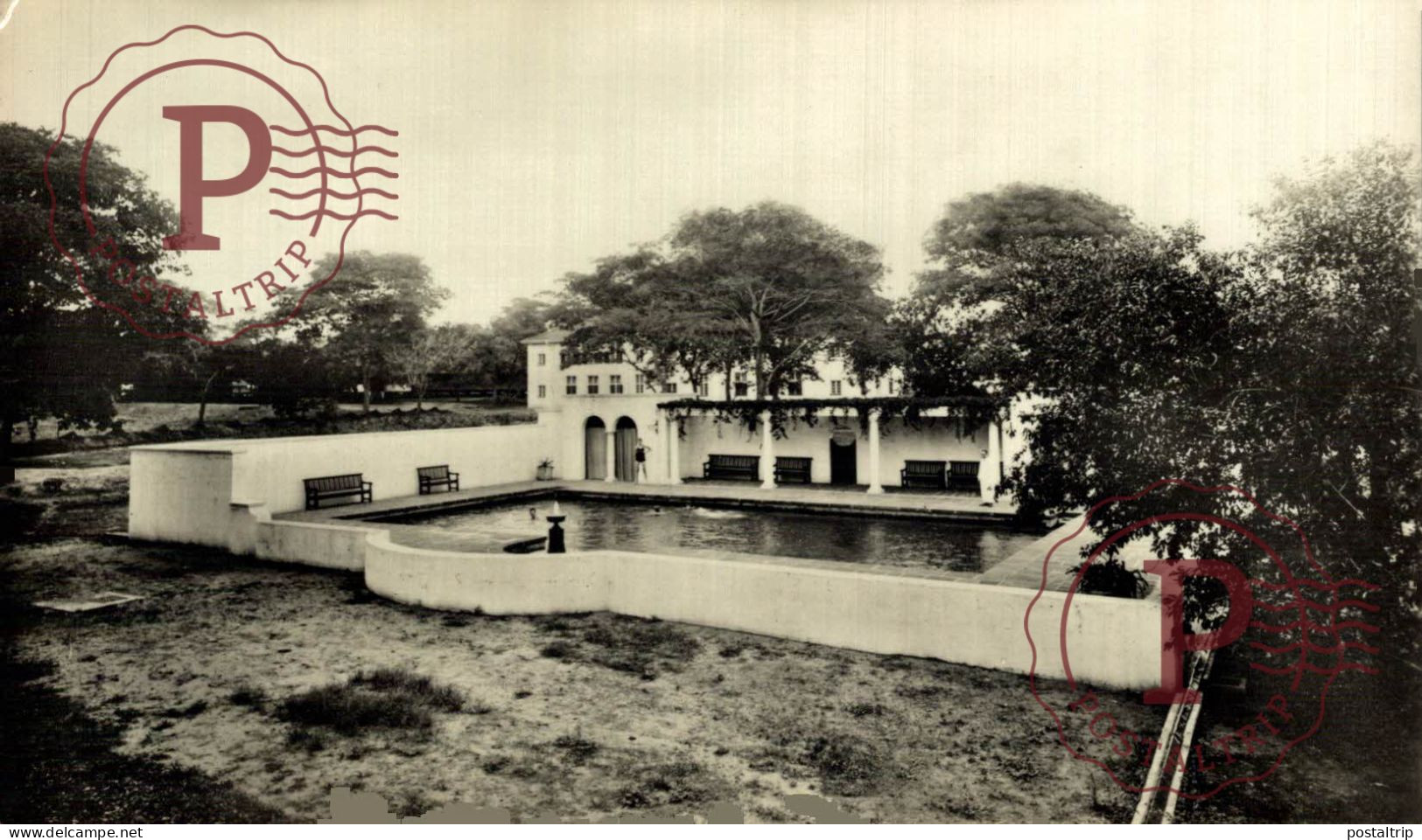 ZAMBIA. VICTORIA FALLS HOTEL. SWIMMING POOL IN THE GROUNDS. - Zambie