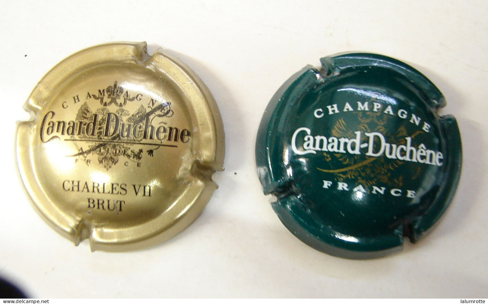 Cap. 101. Champagne Canard-Duchêne, 2 Capsules, Blanc Et Vert Et Noir Et Or - Canard Duchêne