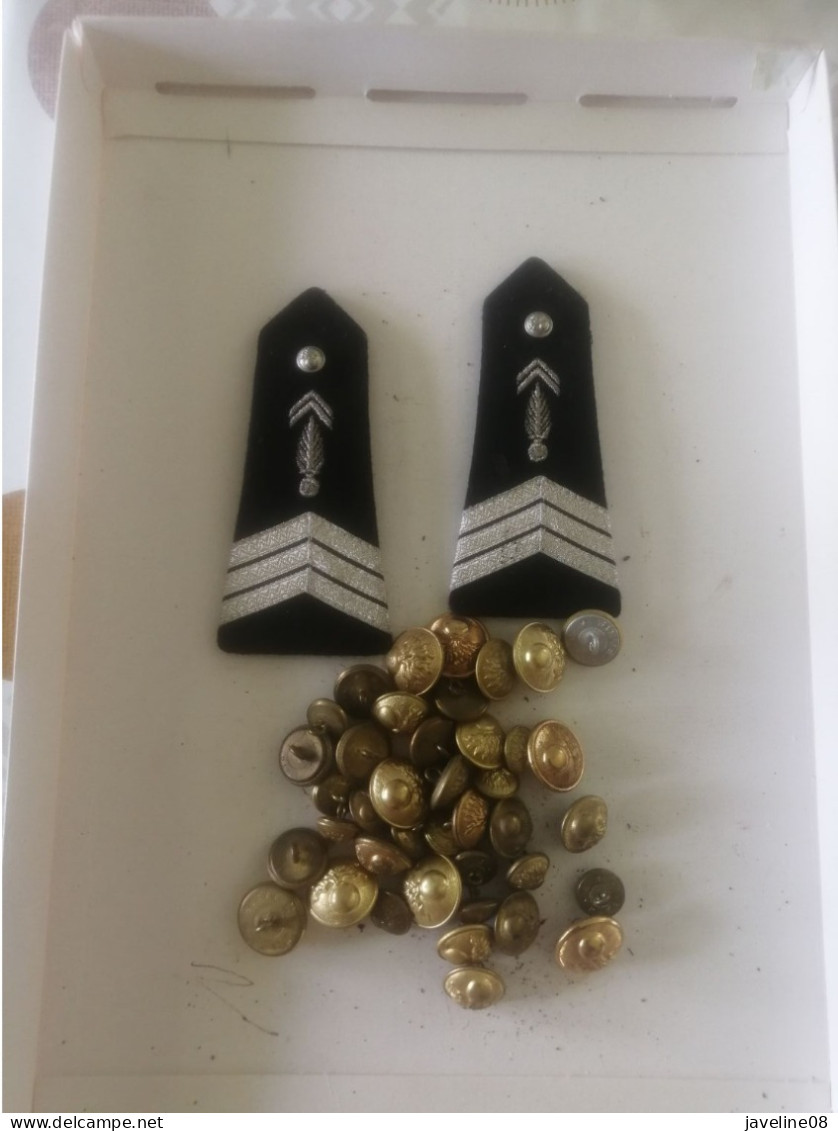 - Lot Gendarmerie (boutons, épaulettes, Guêtres Et Mémento Du Gendarme). - Police & Gendarmerie