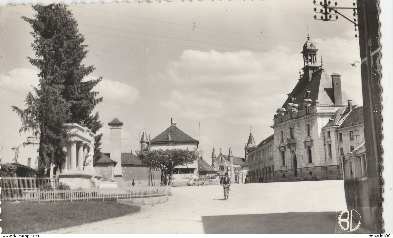 CPSM 38 CORBELIN PLACE LA MAIRIE LE MONUMENT AUX MORTS - Corbelin