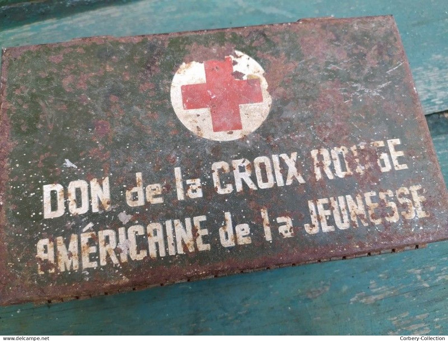 Boite Premier Secours Véhicule Militaire Jeep Don de la Croix Rouge Américaine de la Jeunesse WW2