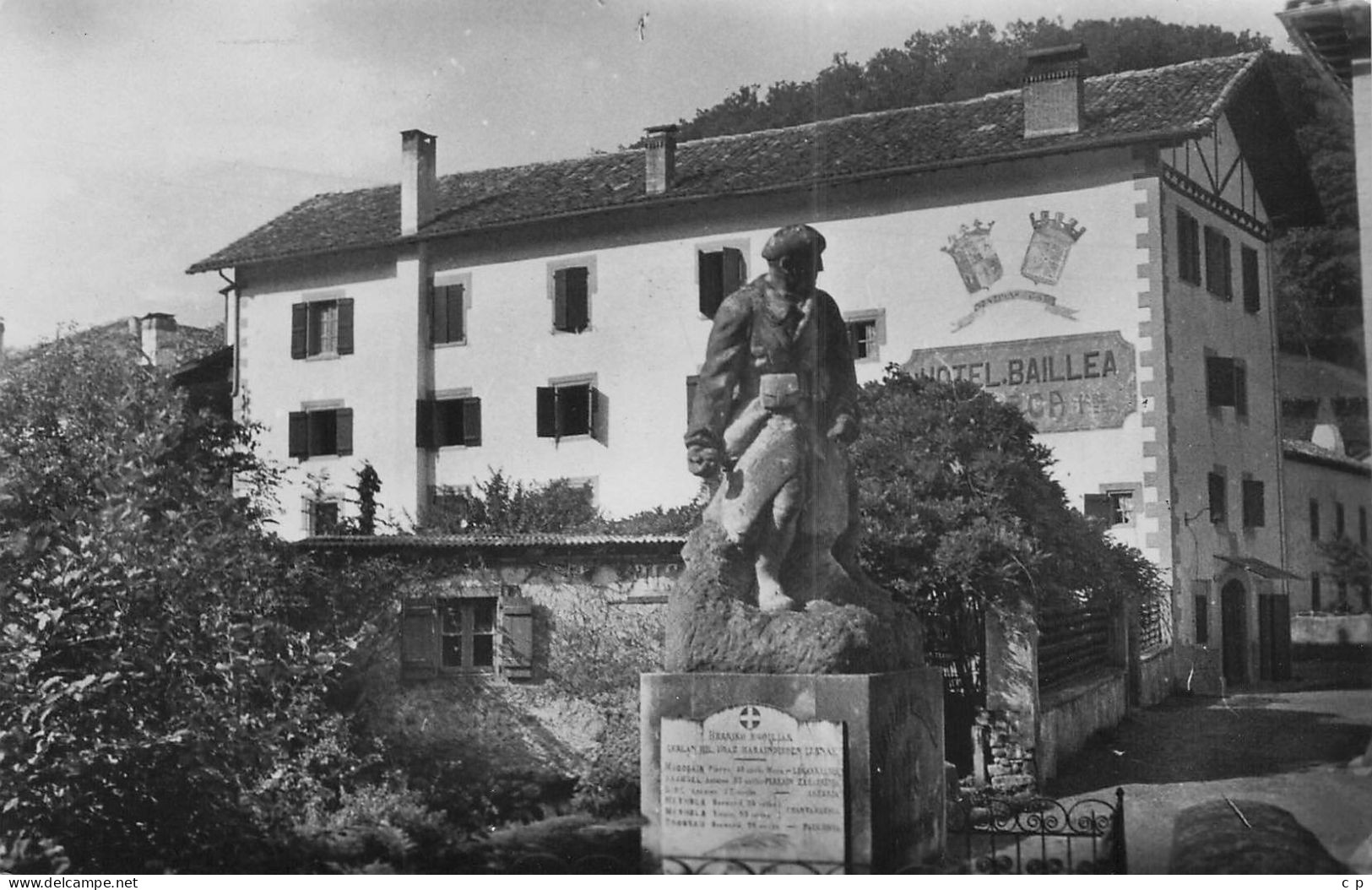 Les Aldudes - L'Hotel  Erreca Et Le Monument Aux Morts  -  CPSM°J - Aldudes