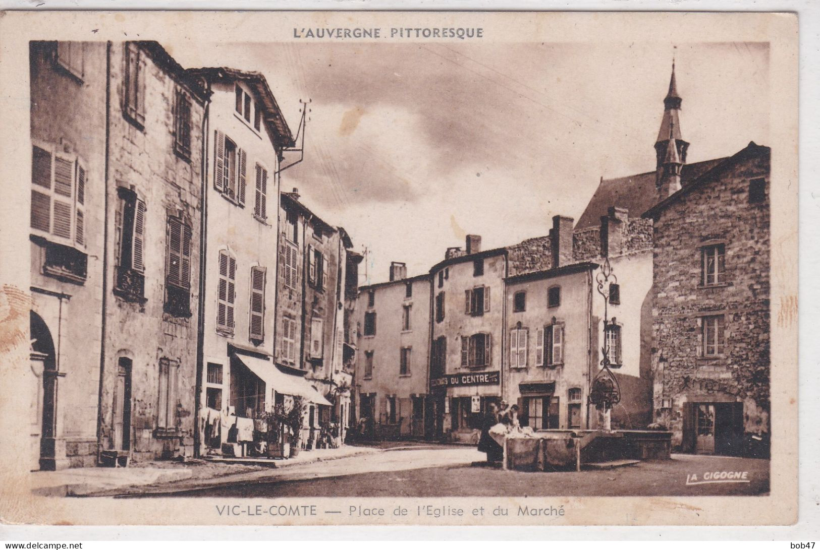 Vic Le Comte - Place De L'église Et Du Marché - Vic Le Comte