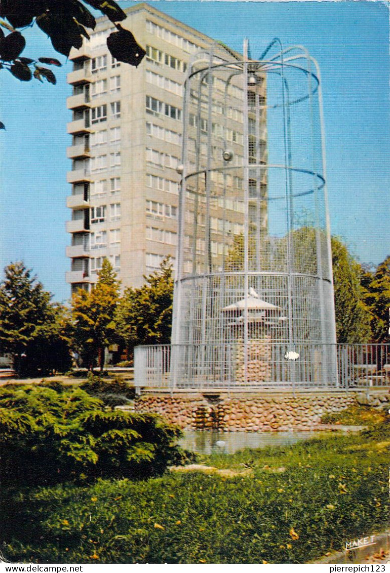 76 - Mont Saint Aignan - Centre Colbert (sa Cage Avec Ses Pigeons Paons) - Mont Saint Aignan