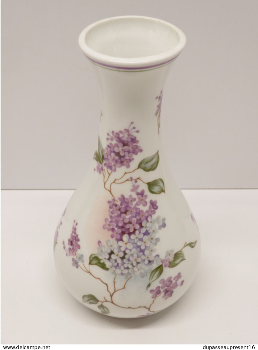 - JOLI VASE PORCELAINE De LIMOGES à Décor De FLEURS De LILAS PARME & BLANC   E - Limoges (FRA)