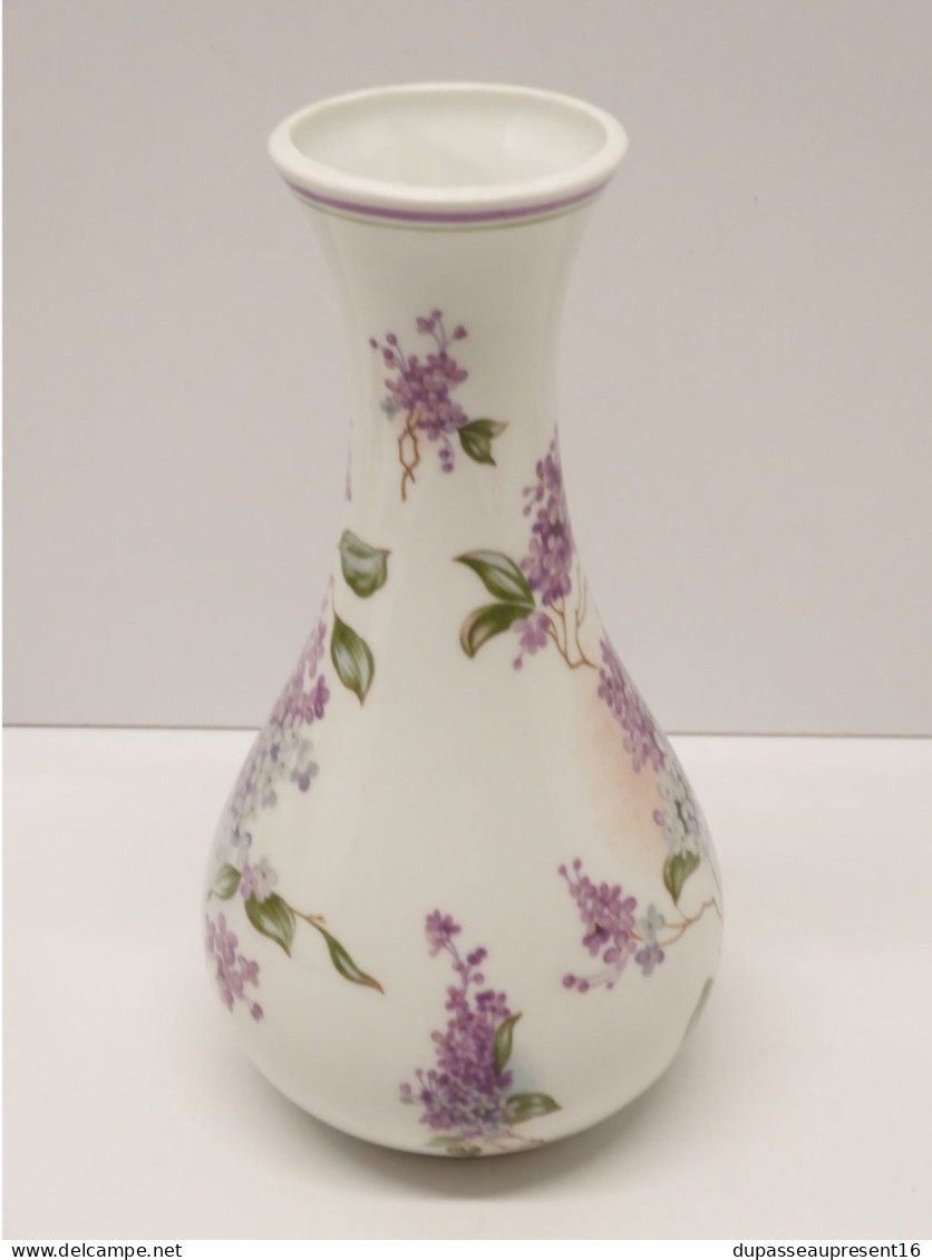 - JOLI VASE PORCELAINE De LIMOGES à Décor De FLEURS De LILAS PARME & BLANC   E - Limoges (FRA)