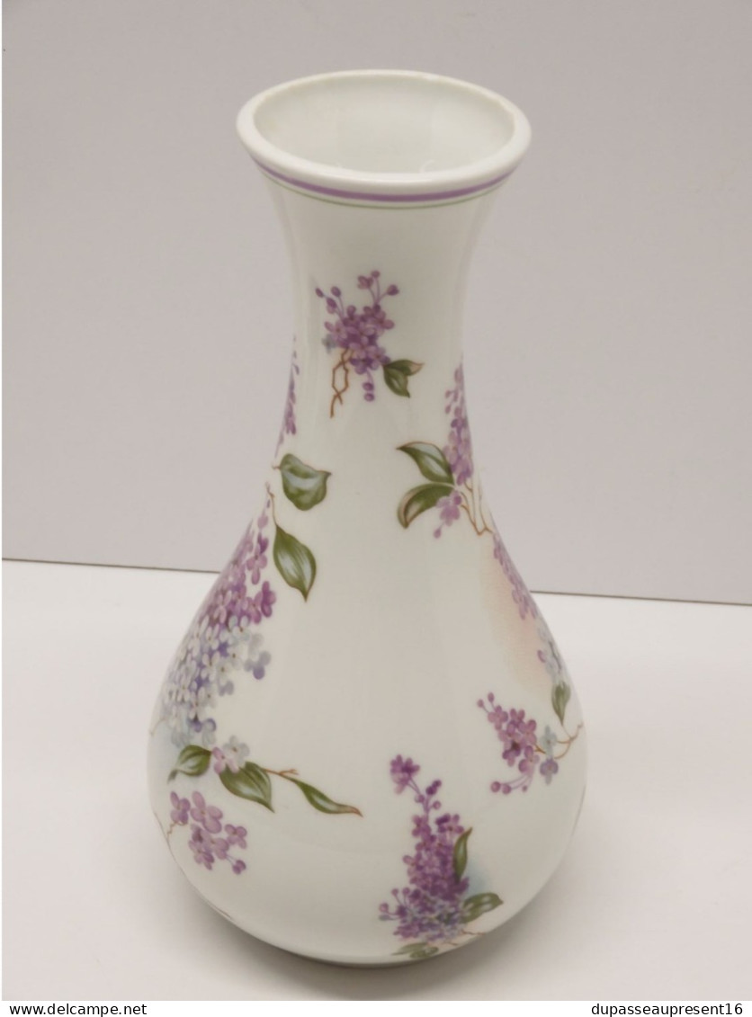 - JOLI VASE PORCELAINE de LIMOGES à décor de FLEURS de LILAS PARME & BLANC   E