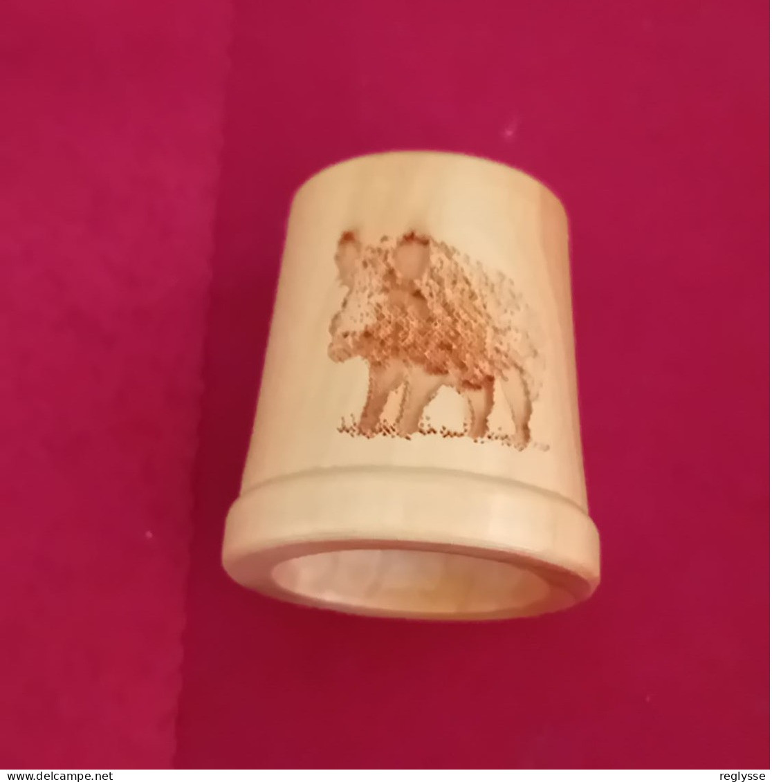 DE A COUDRE EN BUIS MOTIF SANGLIER   ARDENNES - Thimbles