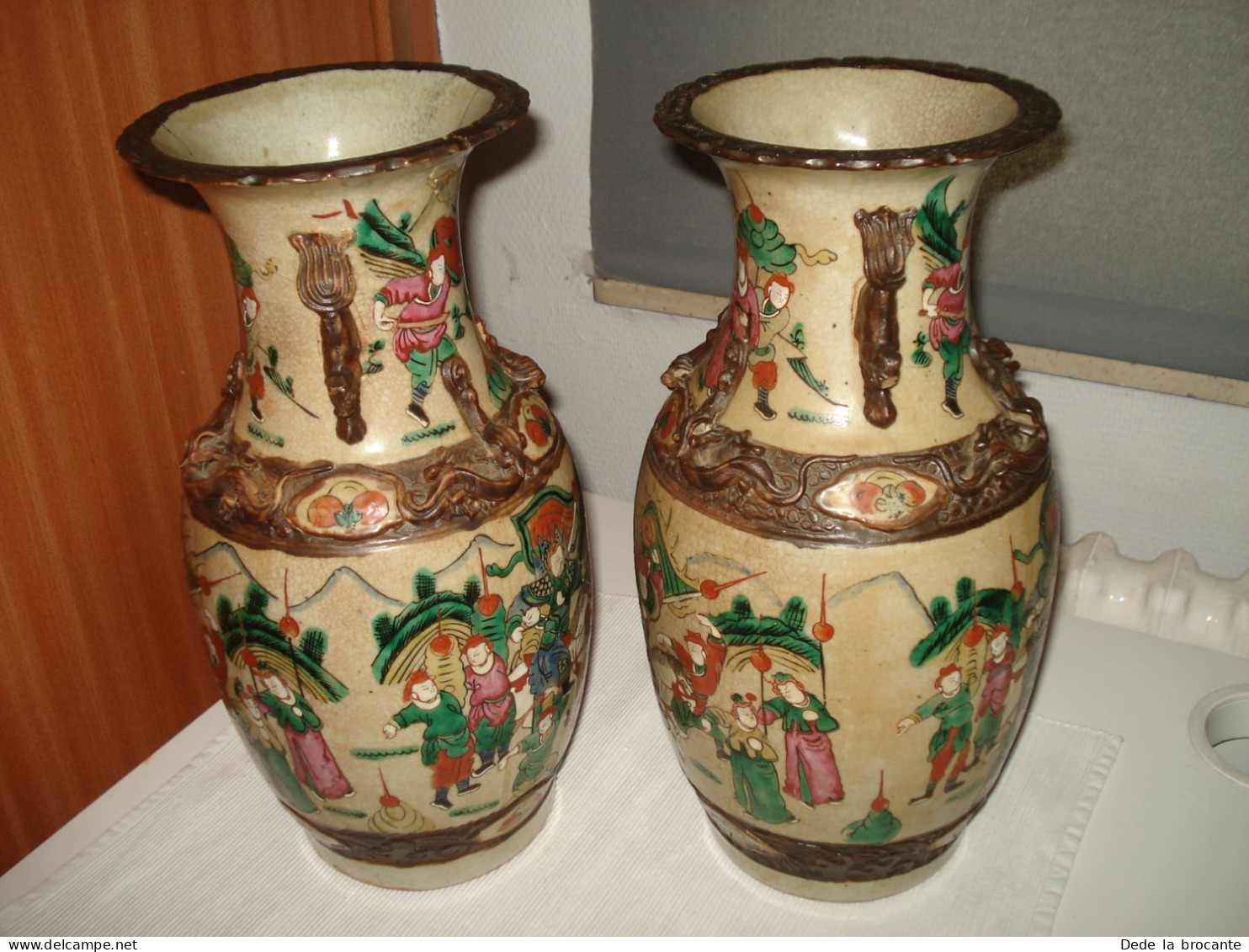 O11 / Pair De Vases " Satsuma " Japon - Décor En Relief - Fin 19èm - Début 20èm - Art Oriental