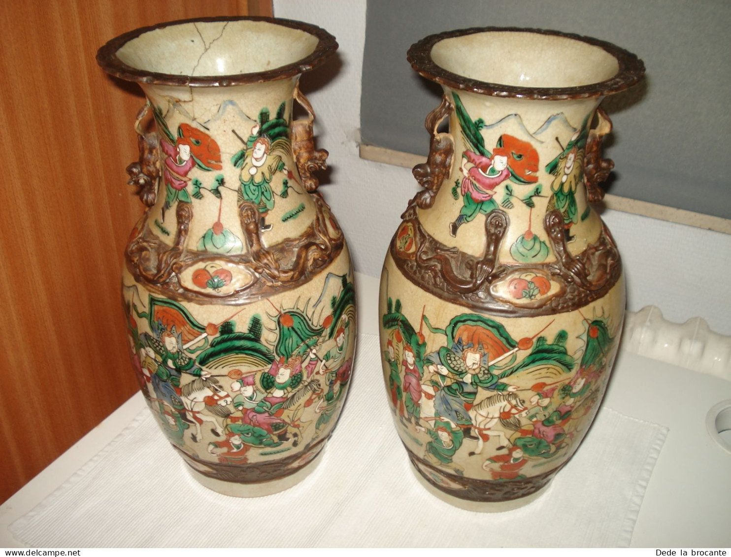 O11 / Pair De Vases " Satsuma " Japon - Décor En Relief - Fin 19èm - Début 20èm - Arte Orientale