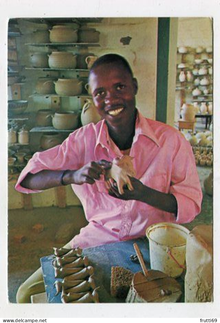 AK 155246 LESOTHO - Kolonyama Pottery - Mosotho Potter - Lesotho