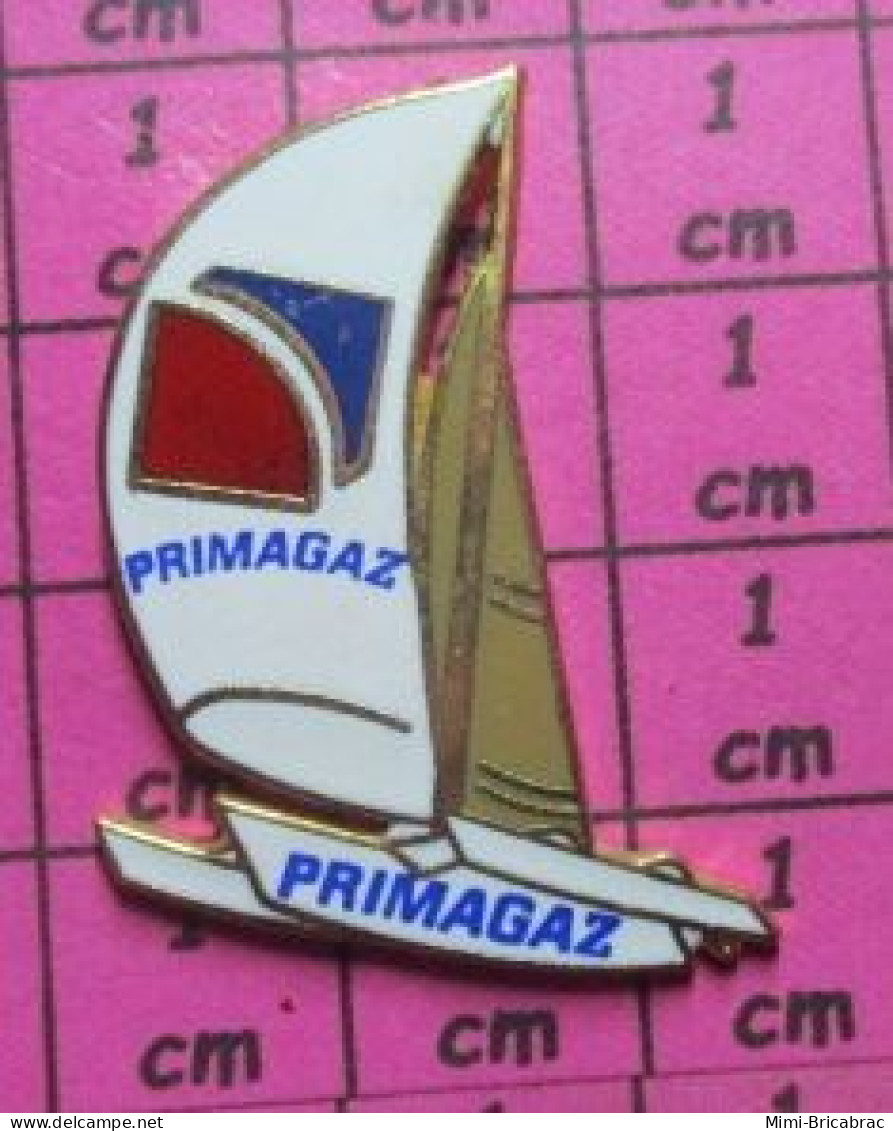 211B Pin's Pins / Beau Et Rare / SPORTS / VOILE TRIMARAN PRIMAGAZ Par BADGES IMPACT - Sailing, Yachting