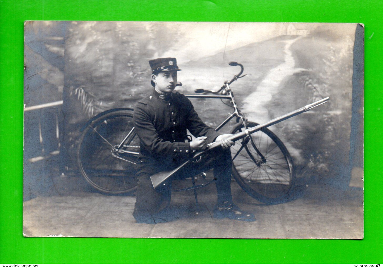 MILITARIA . JEUNE SOLDAT . POILU . MILITAIRE . FUSIL . BICYCLETTE  Réf. N°12818 - - Uniformes