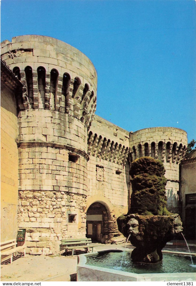 Pernes Les Fontaines La Porte De Villeneuve Et Vieille Fontaine - Pernes Les Fontaines