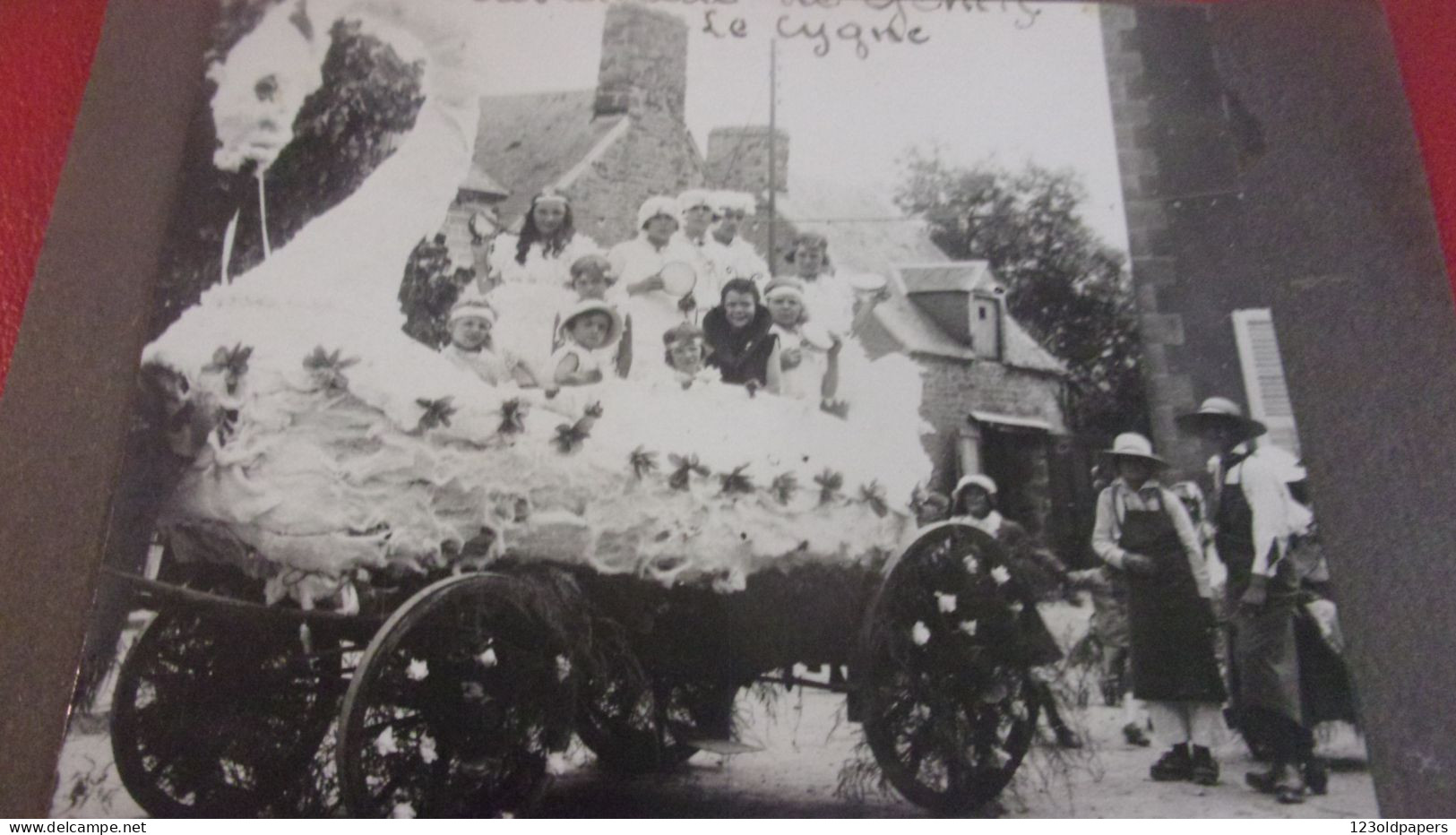 Photo  Snapshot -  DE GENETS MANCHE 2 PHOTOS DE LA CAVALCADE CHARS CYGNE  MILITAIRE CANON - Other & Unclassified