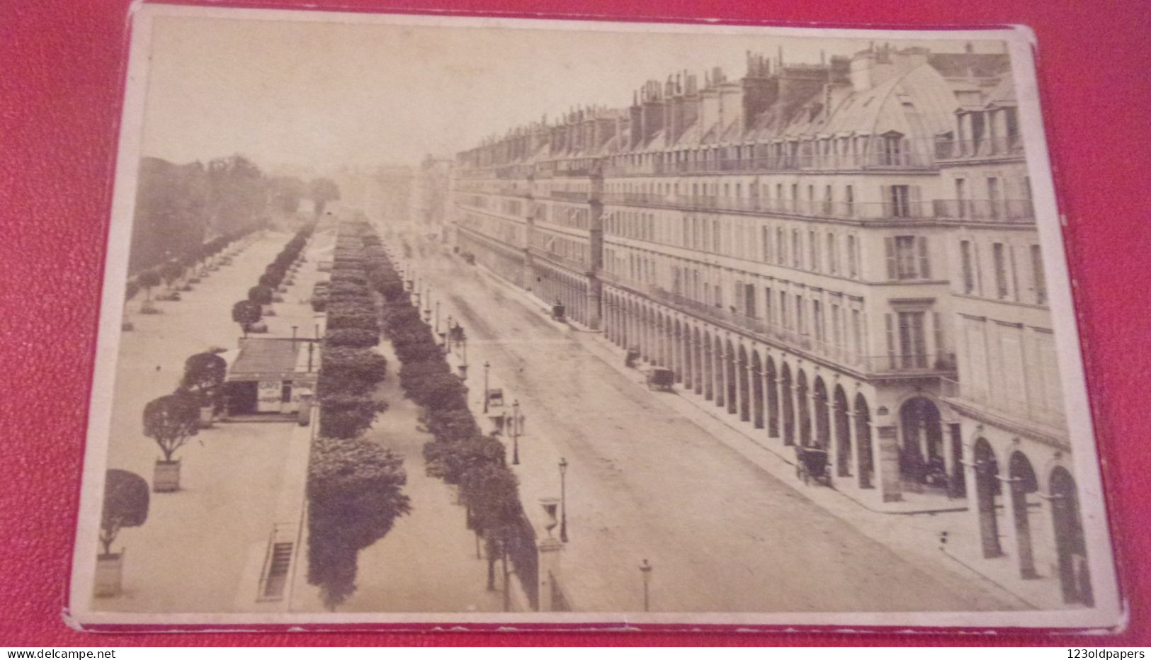 Photo  XIX EM DEBITTE ET HERVE  PARIS RUE DE RIVOLI FORMAT CABINET - Ancianas (antes De 1900)