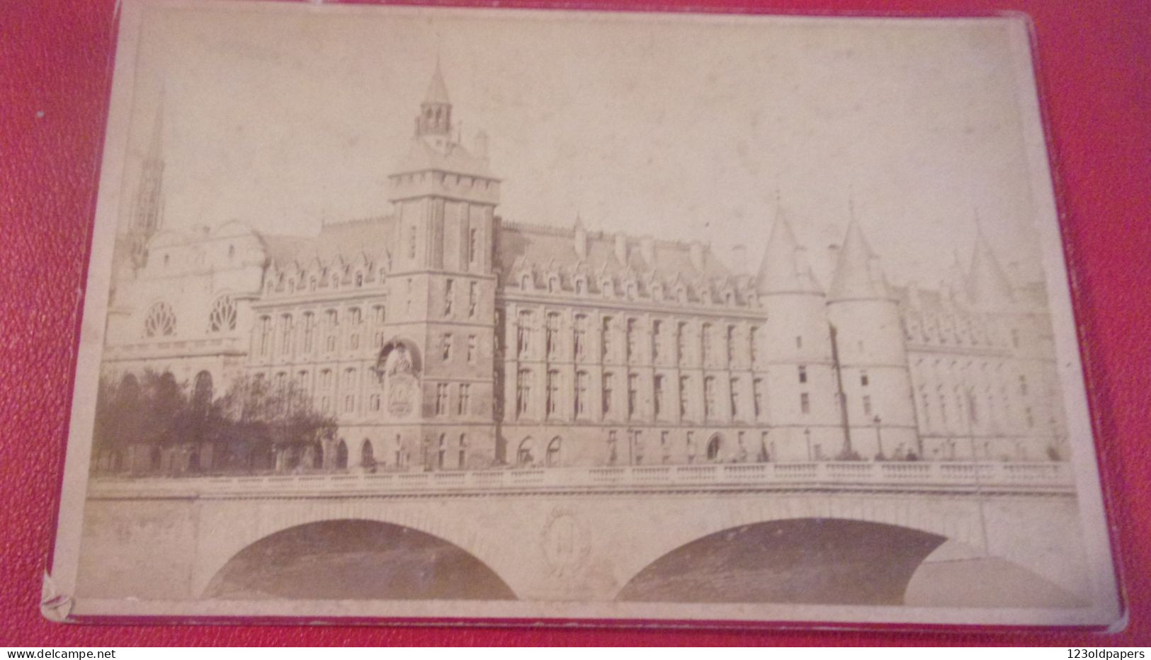 Photo  XIX EM DEBITTE ET HERVE  PARIS RUE DE RIVOLI FORMAT CABINET LA CONCIERGERIE - Ancianas (antes De 1900)