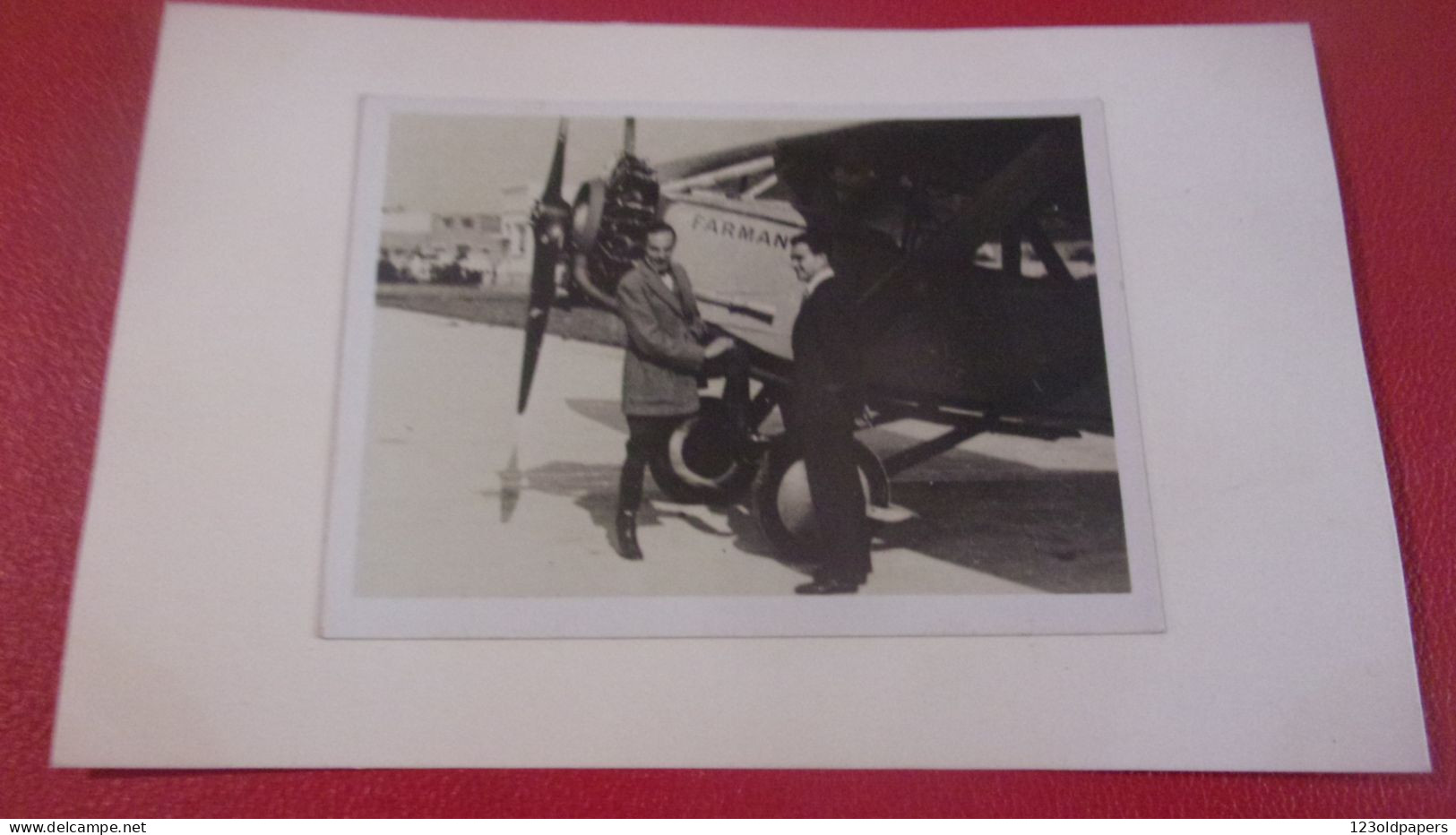 Photo  ORIGINALE  SAR Comte De Paris / Henri D'Orléans ET SON MECANICIEN SUR AVION FARMAN - Personnes Identifiées