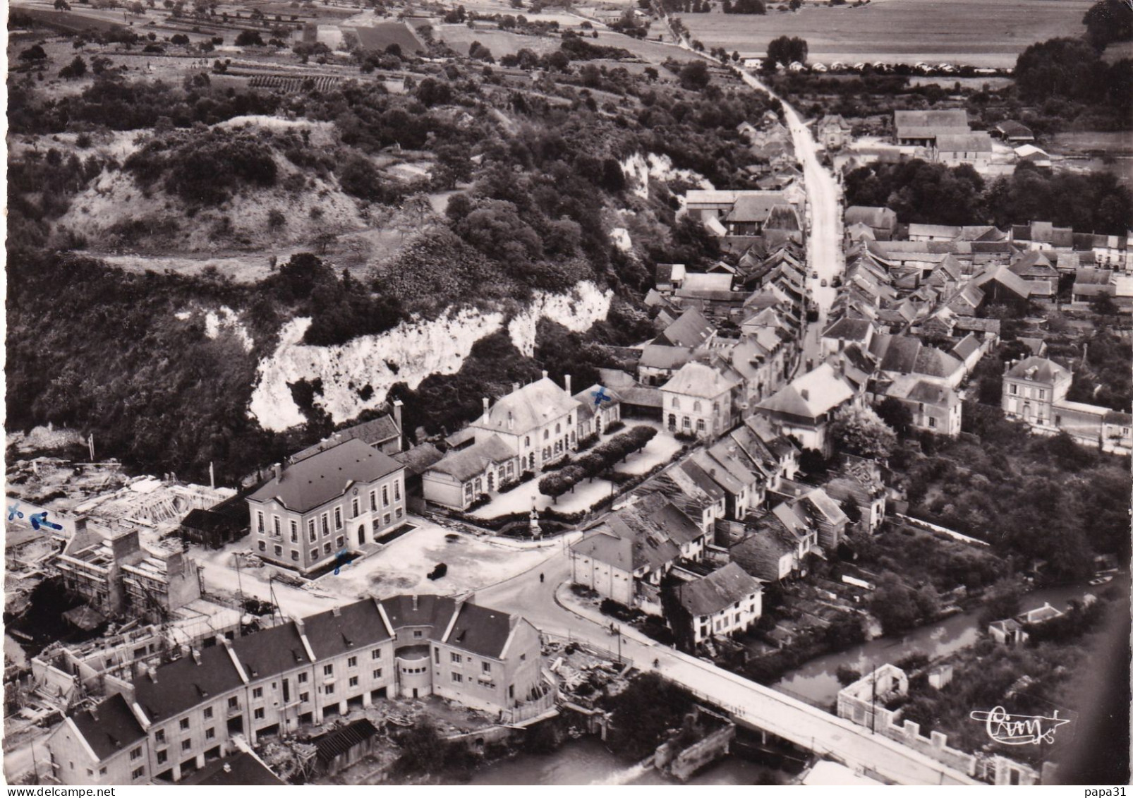 CHATEAU-PORCIEN  - La Place Et Route De Rethel - Vue Aérienne - Chateau Porcien