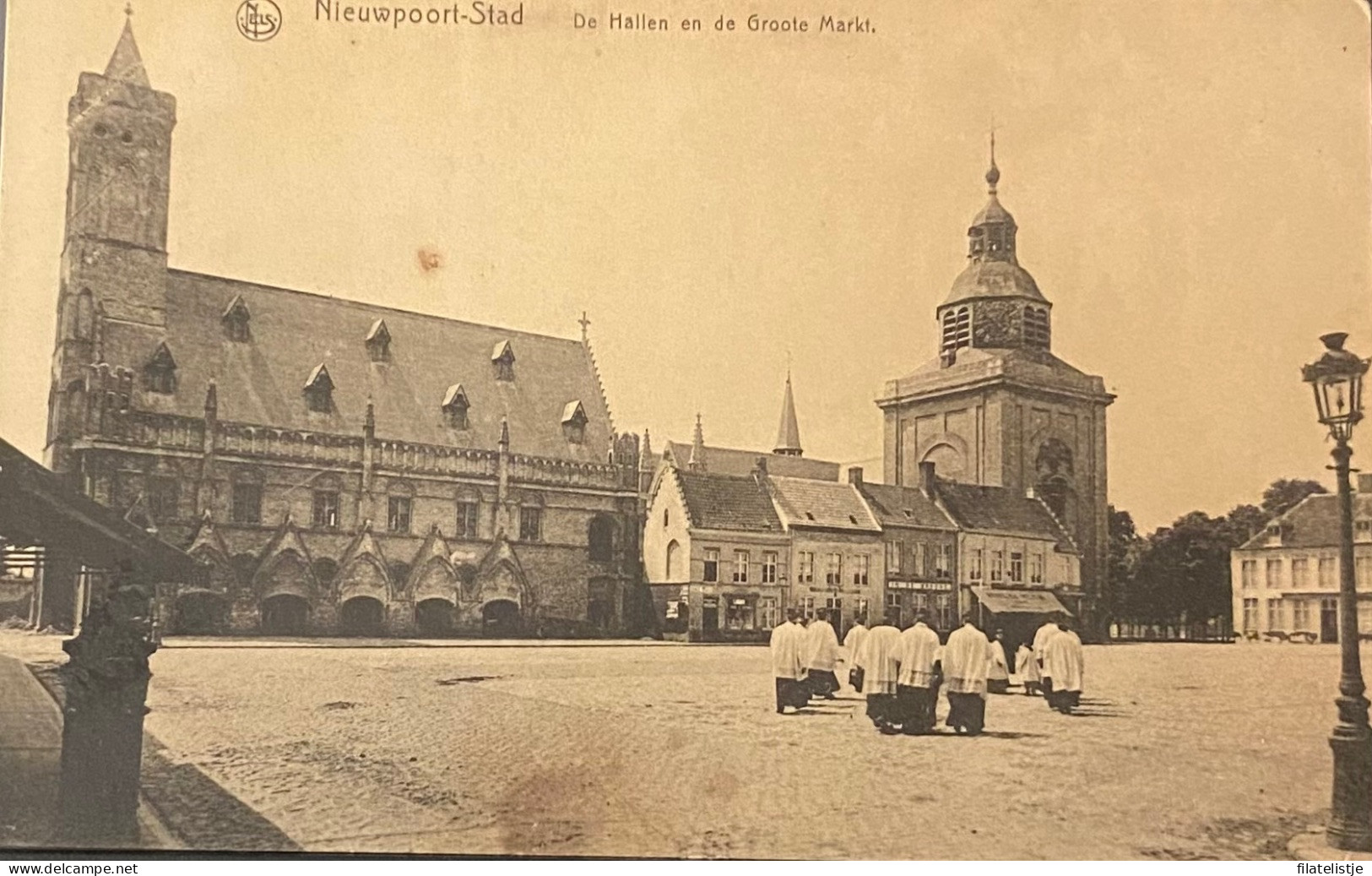 Nieuwpoort  De Hallen En De Markt - Nieuwpoort