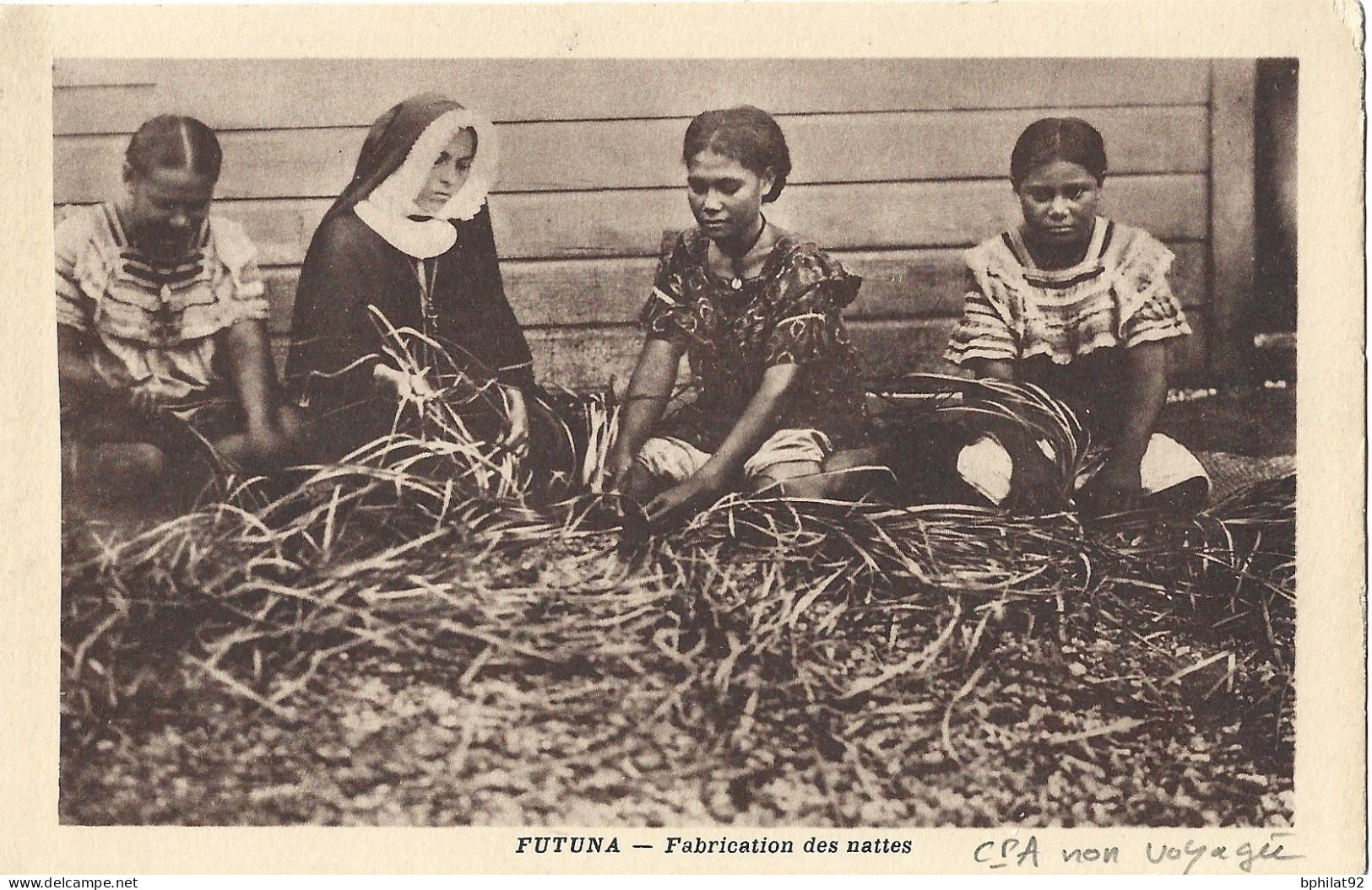 !!! WALLIS ET FUTUNA, CPA NON VOYAGÉE. FABRICATION DES NATTES - Wallis-Et-Futuna