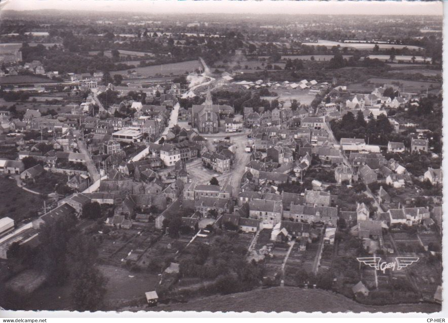 61 - ORNE - BRIOUZE  - VUE GENERALE AERIENNE - CENTRE BOURG - EGLISE ET MAIRIE - Briouze