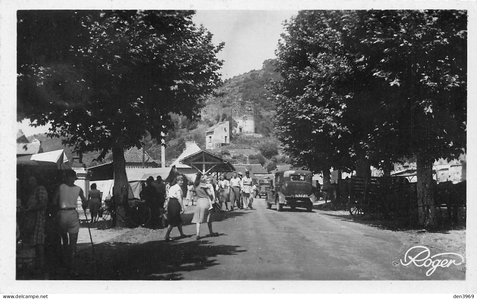 BLESLE (Haute-Loire) - Place Du Marché - Automobile - Photo Roger - Blesle