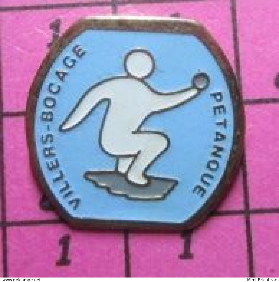 211c  Pin's Pins / Beau Et Rare /  SPORTS / PETANQUE VILLERS-BOCAGE CALVADOS - Petanca