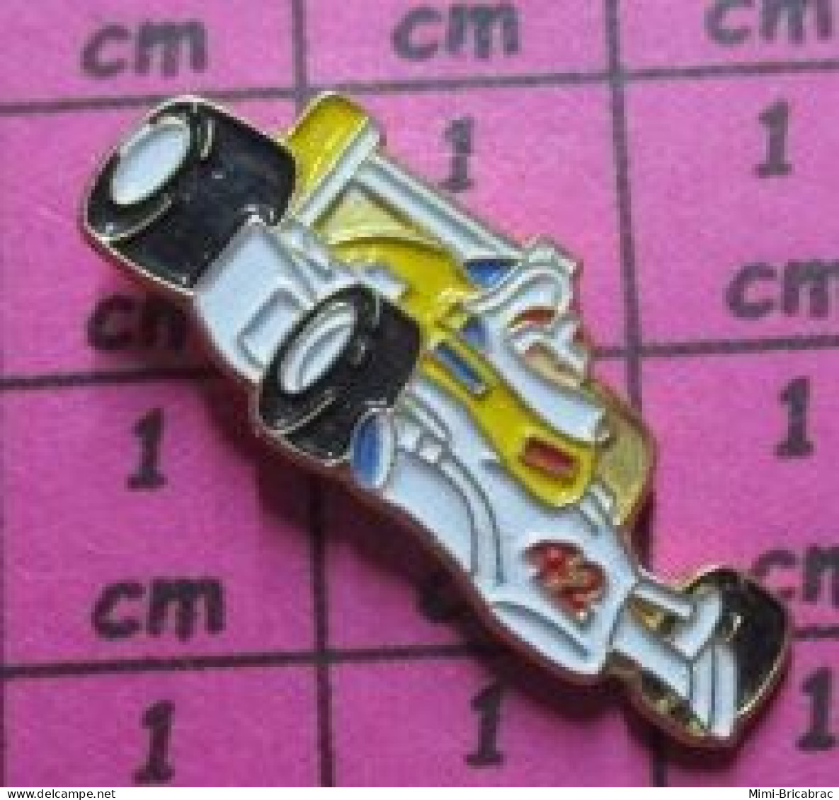 211c Pin's Pins / Beau Et Rare / SPORTS / F1 FORMULE 1 BLANCHE ET JAUNE N°42 - Automobile - F1