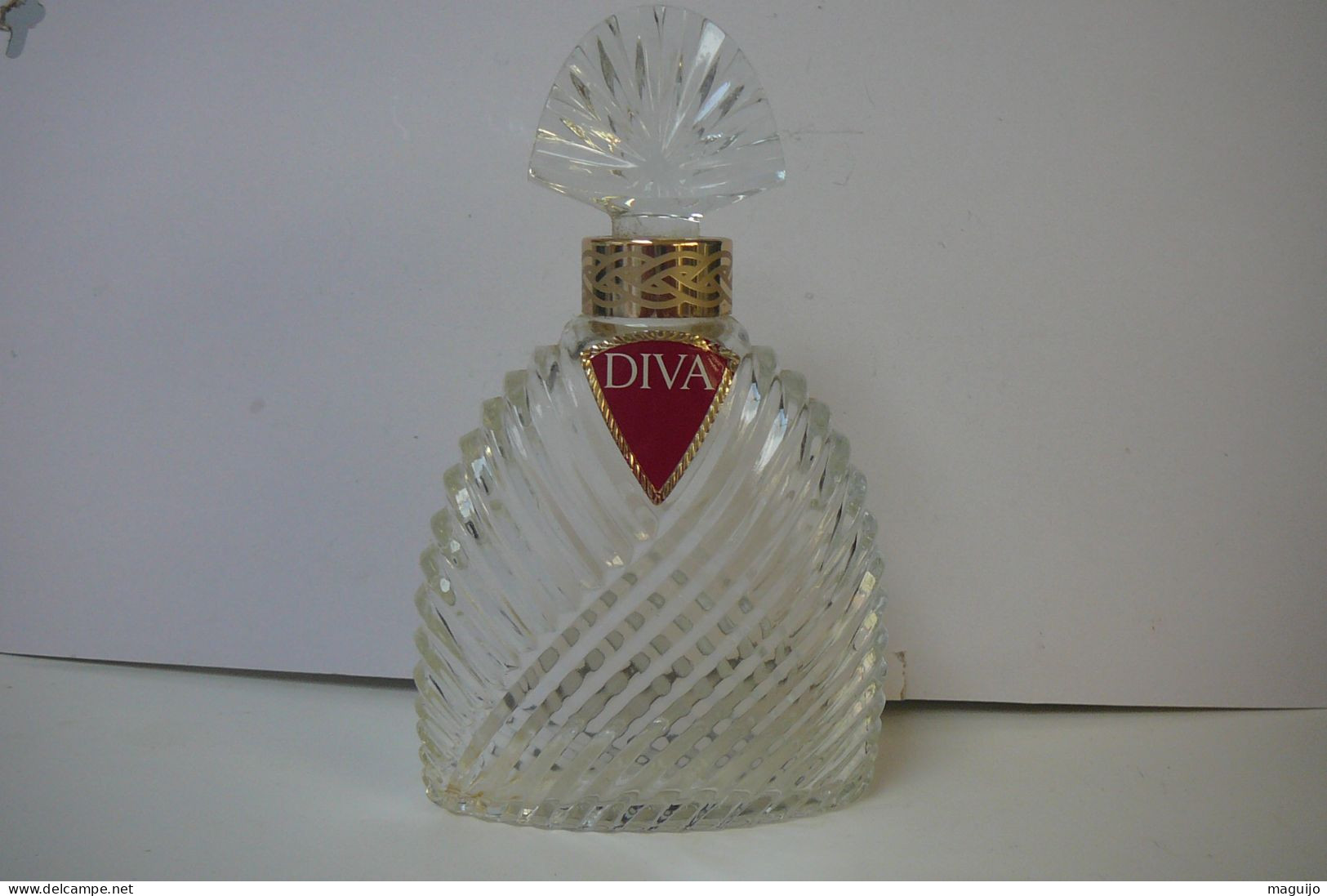 UNGARO " DIVA" VIDE MAIS IMPECCABLE ;TOUT EN VERRE BOUCHON INCLUS  CONTENAIT 200 ML LIRE ET VOIR !! - Non Classés