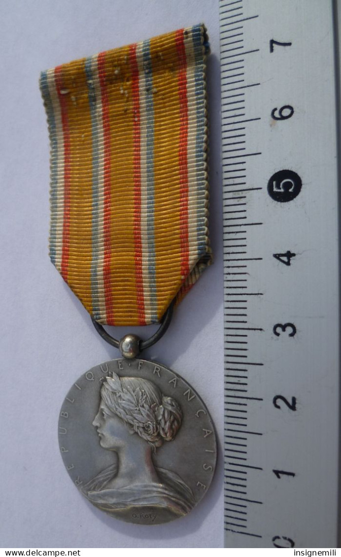 MEDAILLE SAPEURS POMPIERS 1900 EN ARGENT  - Poinçon Sur L' Arête - Pompiers