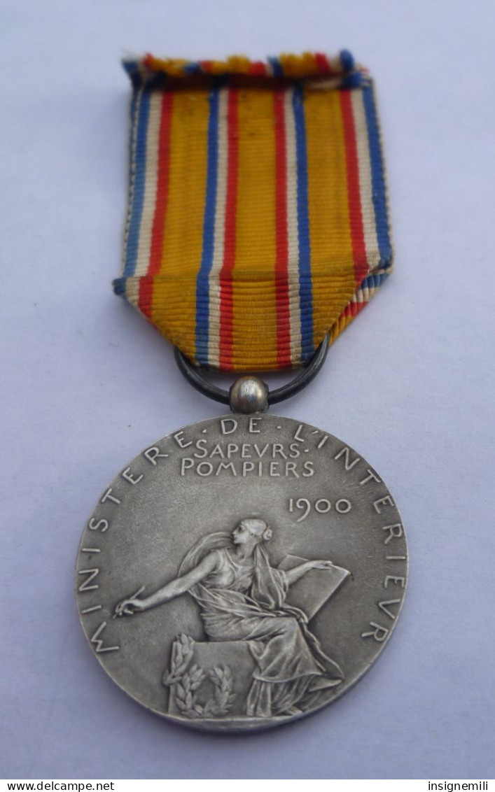 MEDAILLE SAPEURS POMPIERS 1900 EN ARGENT  - Poinçon Sur L' Arête - Pompiers