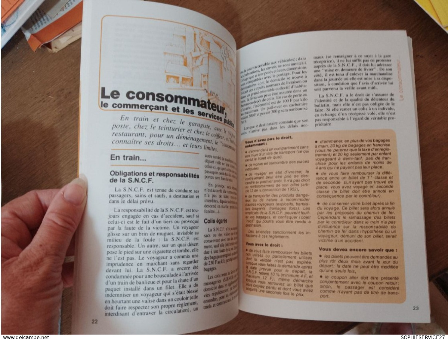 129 //   DOSSIER FAMILIAL / LE DROIT DE LA CONSOMMATION 1976 / 40 PAGES - Rechts