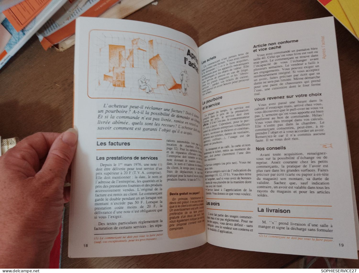 129 //   DOSSIER FAMILIAL / LE DROIT DE LA CONSOMMATION 1976 / 40 PAGES - Rechts