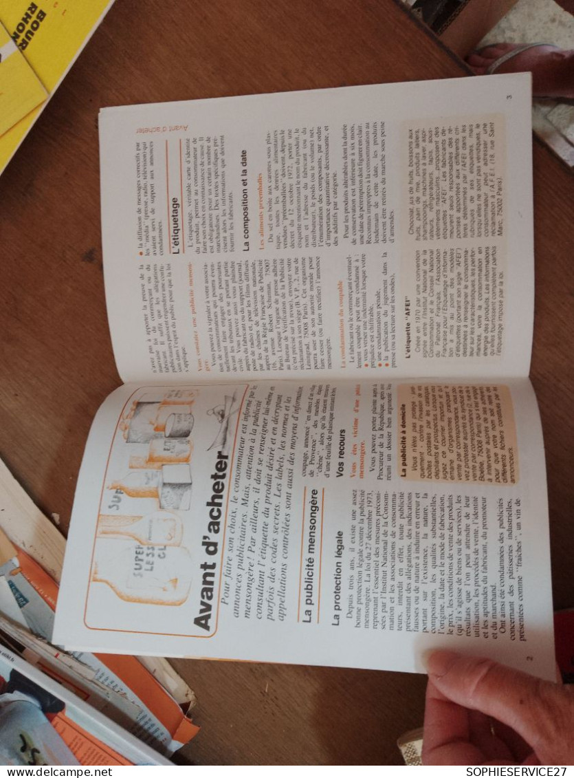 129 //   DOSSIER FAMILIAL / LE DROIT DE LA CONSOMMATION 1976 / 40 PAGES - Rechts