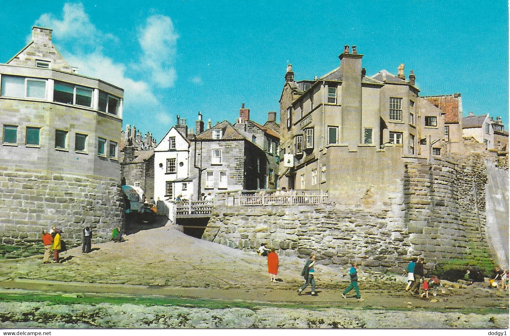 ROBIN HOOD'S BAY, YORKSHIRE,, ENGLAND. UNUSED POSTCARD   Wt3 - Whitby