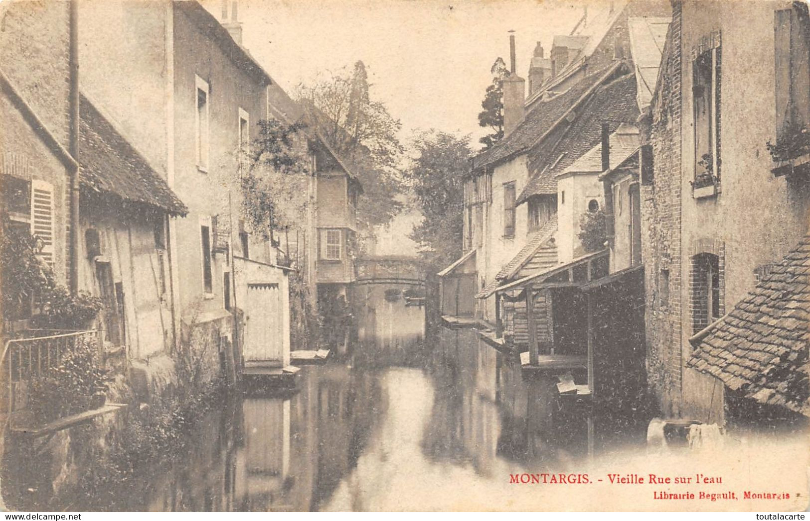 CPA  45 MONTARGIS VIEILLE RUE SUR L'EAU - Montargis