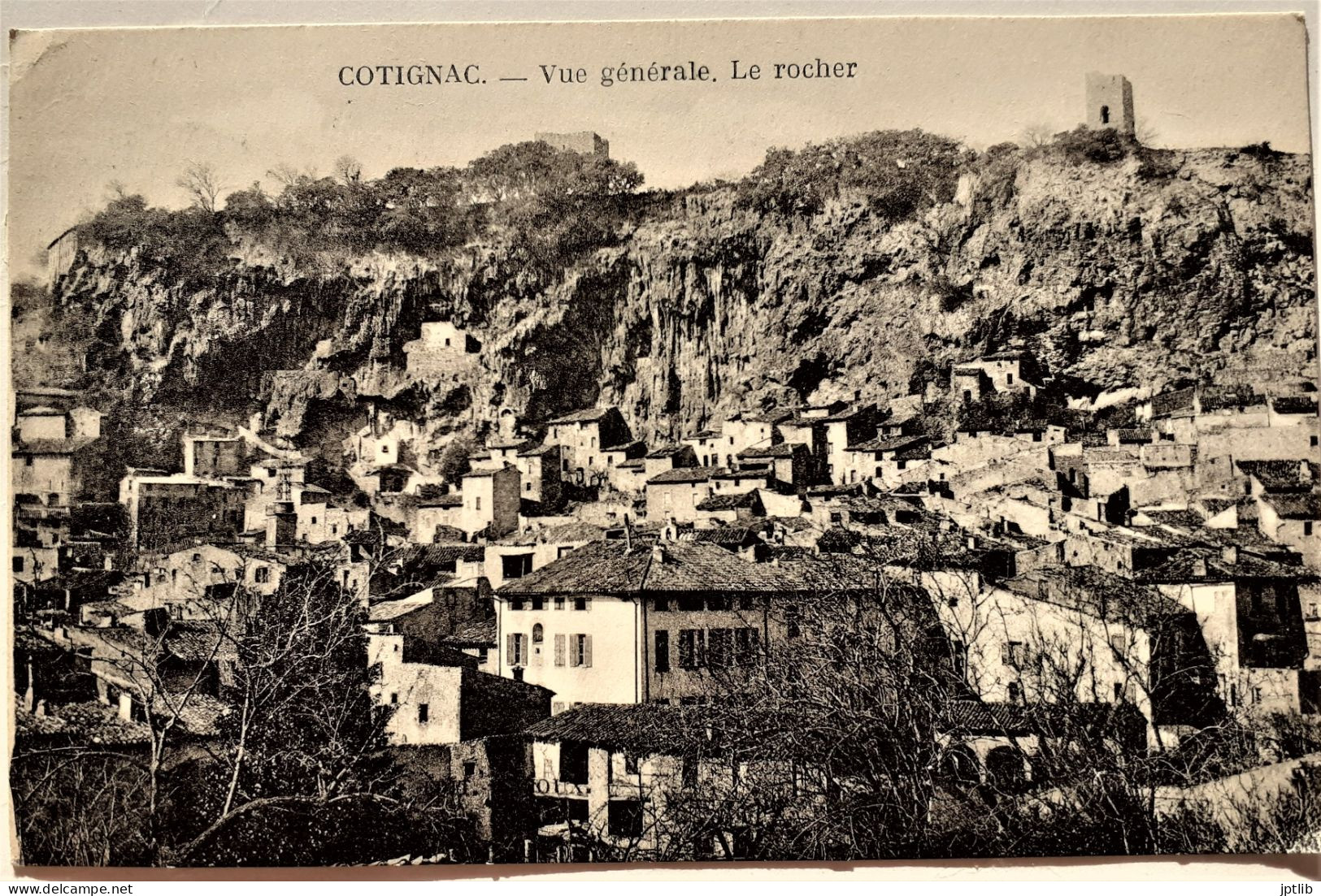 CPA Carte Postale / 83 Var, Cotignac / Vue Générale. Le Rocher. - Cotignac