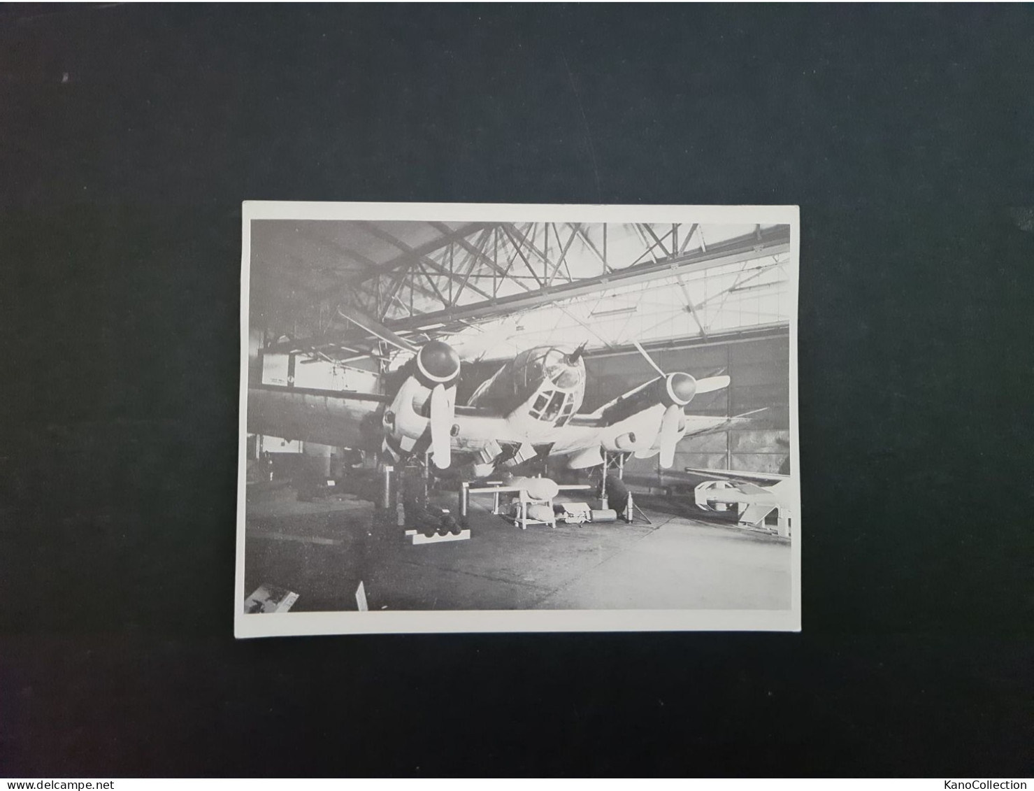 Militärflugzeug In Hangar, SW-Foto-Repro, 10,5 X 13,5 Cm - Luftfahrt