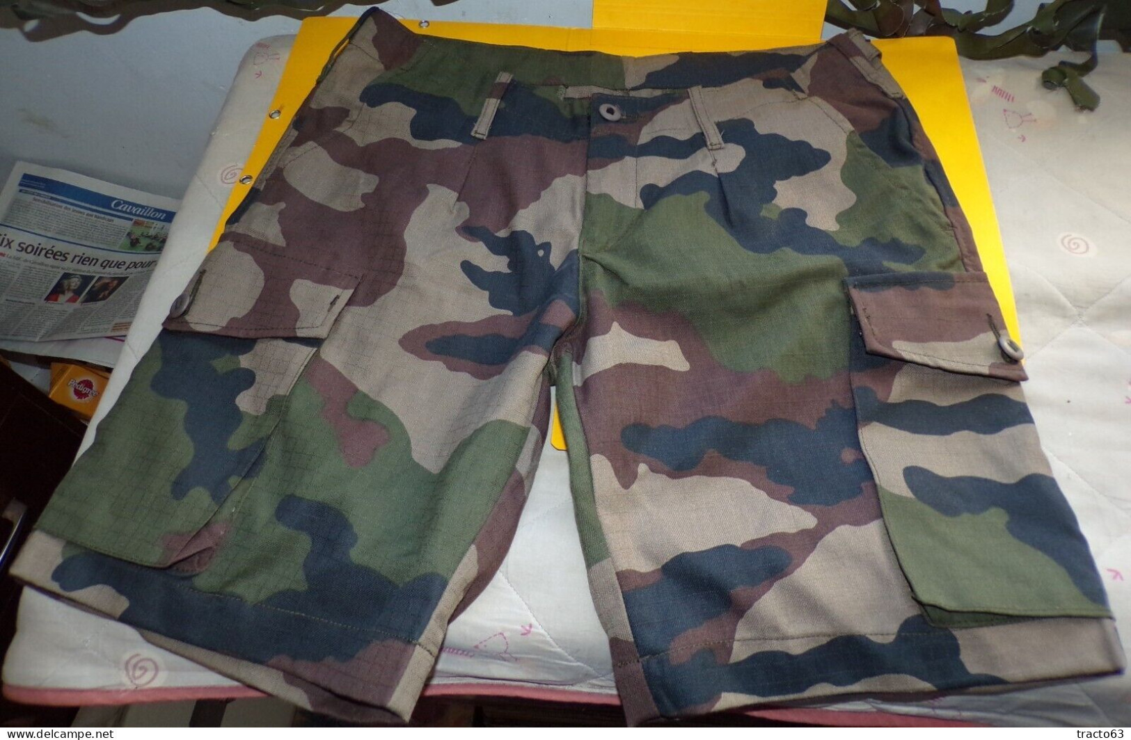 SHORT CAMOUFLE DE TYPE COMBAT DE L'ARMEE FRANCAISE , 2 POCHES SUR LES CUISSES ET 1 POCHE A RRIERE , POSSIBILITE DE REDUI - Equipement