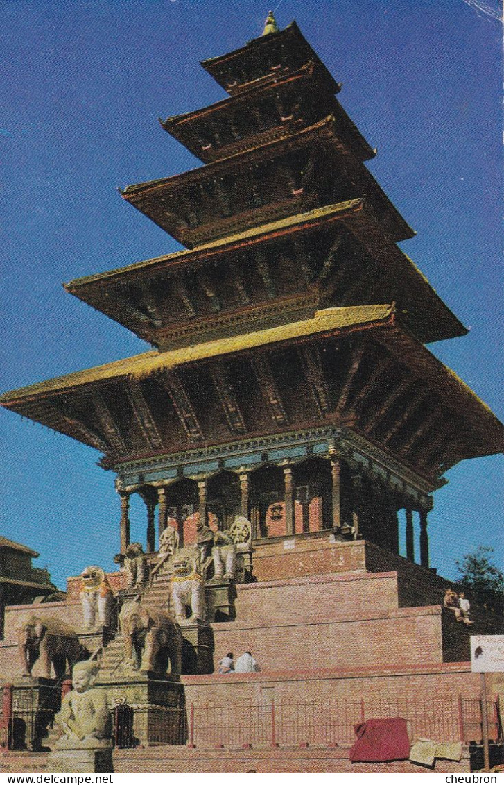 NEPAL NYATAPOLA TEMPLE BHAKTAPUR. . ANNEE 1976  + TEXTE + TIMBRE - Nepal