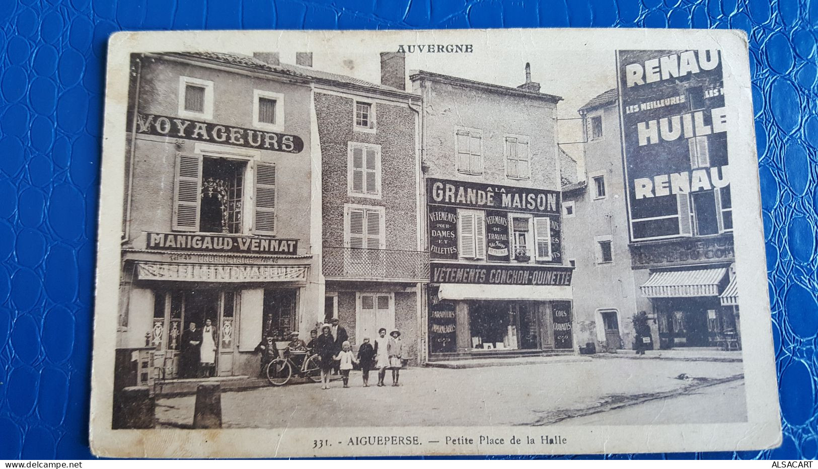 Aigueperse , Petite Place De La Halle , Nombreux Commerces - Aigueperse