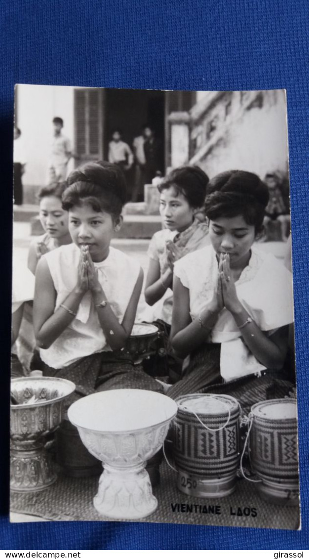 PHOTO  JEUNES FEMMES PRIERE VIENTANE LAOS ASIE SUD EST   FORMAT CPA TECHNIQUE PHOTO NOUVEAU MARCHE VIENTANE - Asia