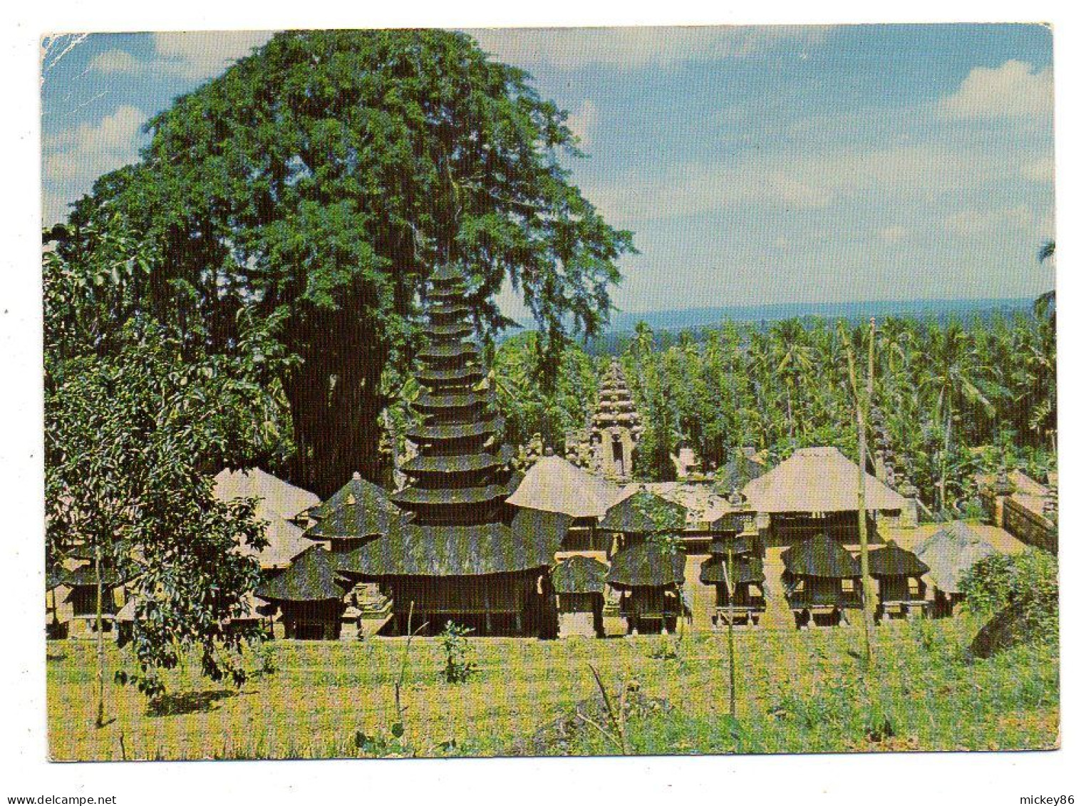 Indonésie--1979--The Sacred Shrines And Banyan, Tree Of The Kehen Temple Of Bangli....timbre....cachet - Indonésie