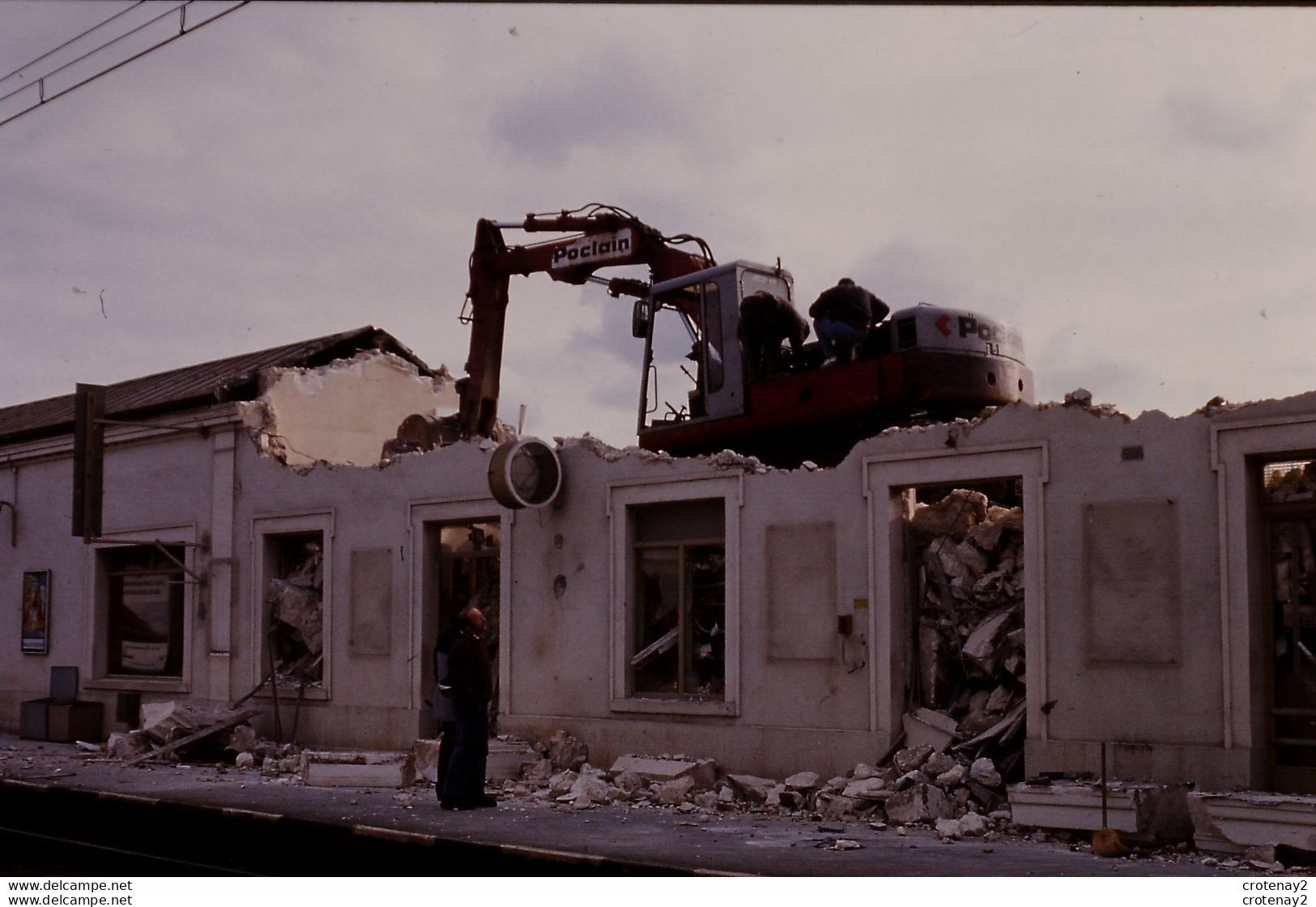 Photo Diapo Diapositive Slide Train Wagon Gare SNCF De MONTEREAU Démolition Du Bâtiment Quai 1 Le 26/01/1993 VOIR ZOOM - Diapositives