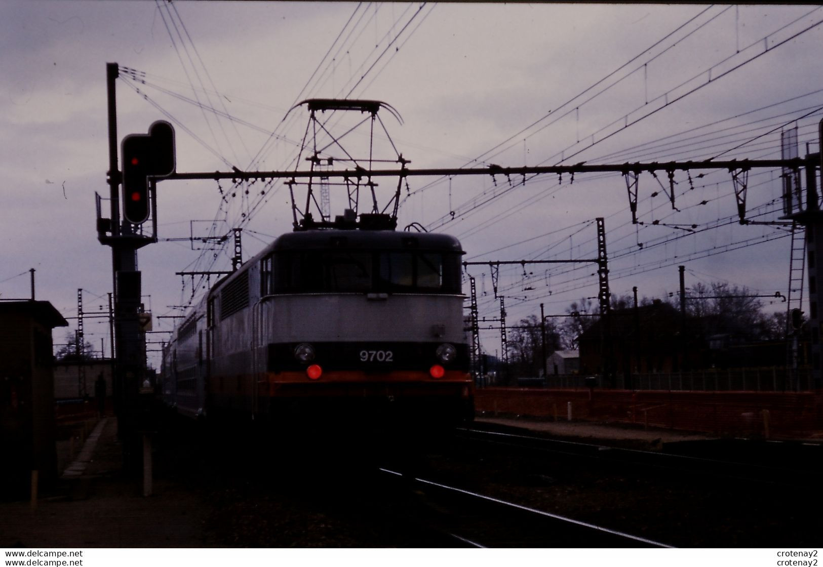 Photo Diapo Diapositive Slide Train Zug Wagon Locomotive Electrique SNCF BB 9702 à MONTEREAU Le 26/01/1993 VOIR ZOOM - Diapositives (slides)