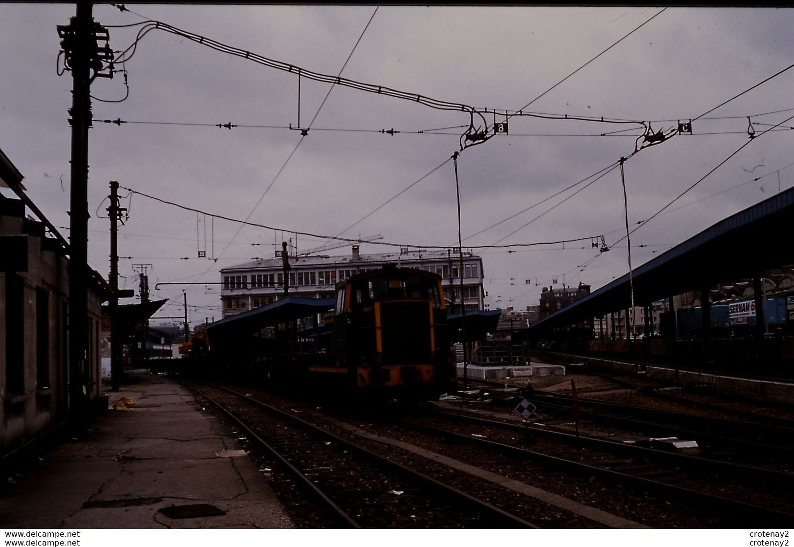 Photo Diapo Diapositive Train Wagon Locomotive Loco Et Train Voies Centre Tri PTT à PARIS LYON Le 19/02/1993 VOIR ZOOM - Diapositives