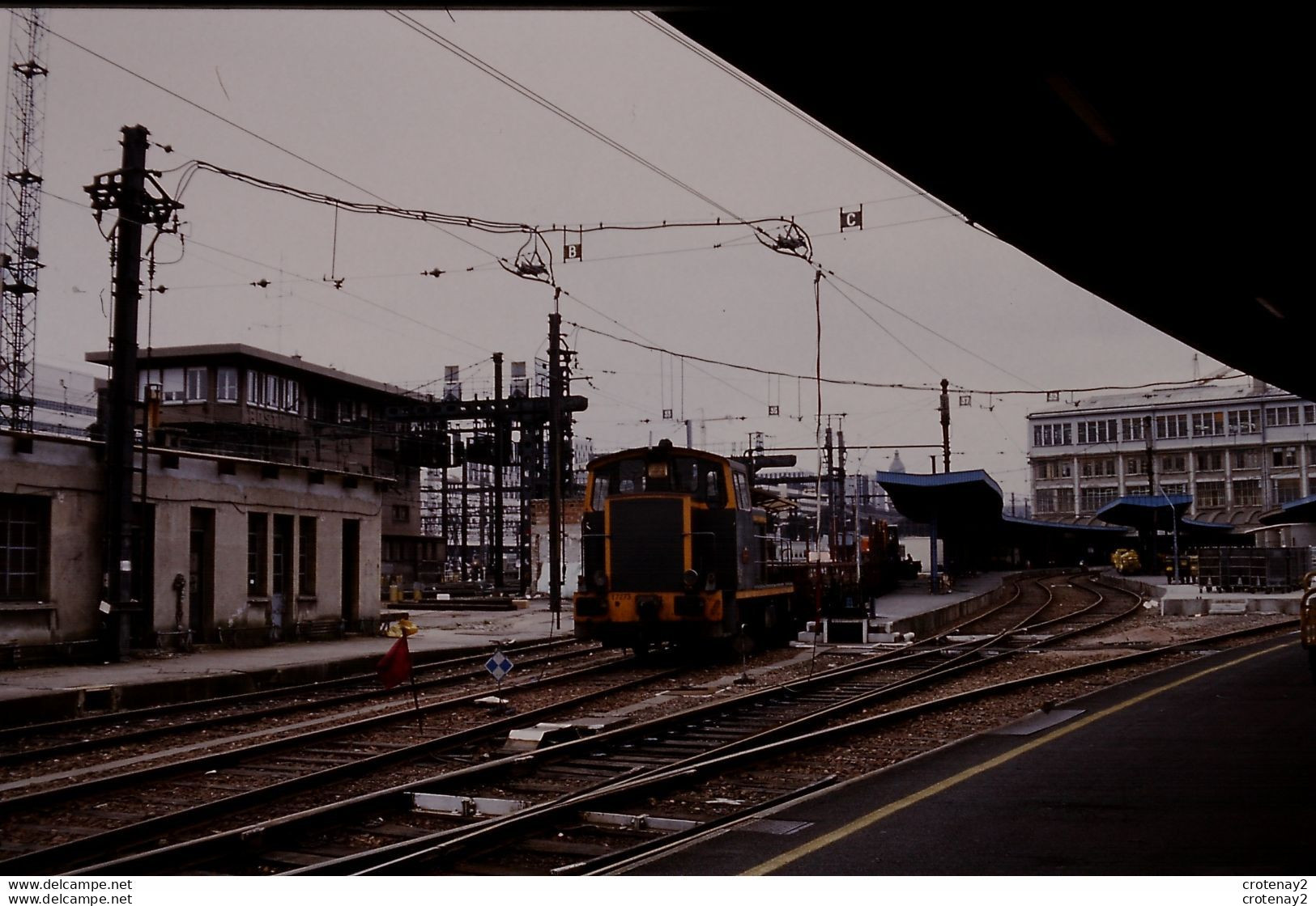 Photo Diapo Diapositive Train Wagon Locomotive Loco Et Train Voies PTT à PARIS GARE DE LYON Le 19/02/1993 VOIR ZOOM - Diapositives