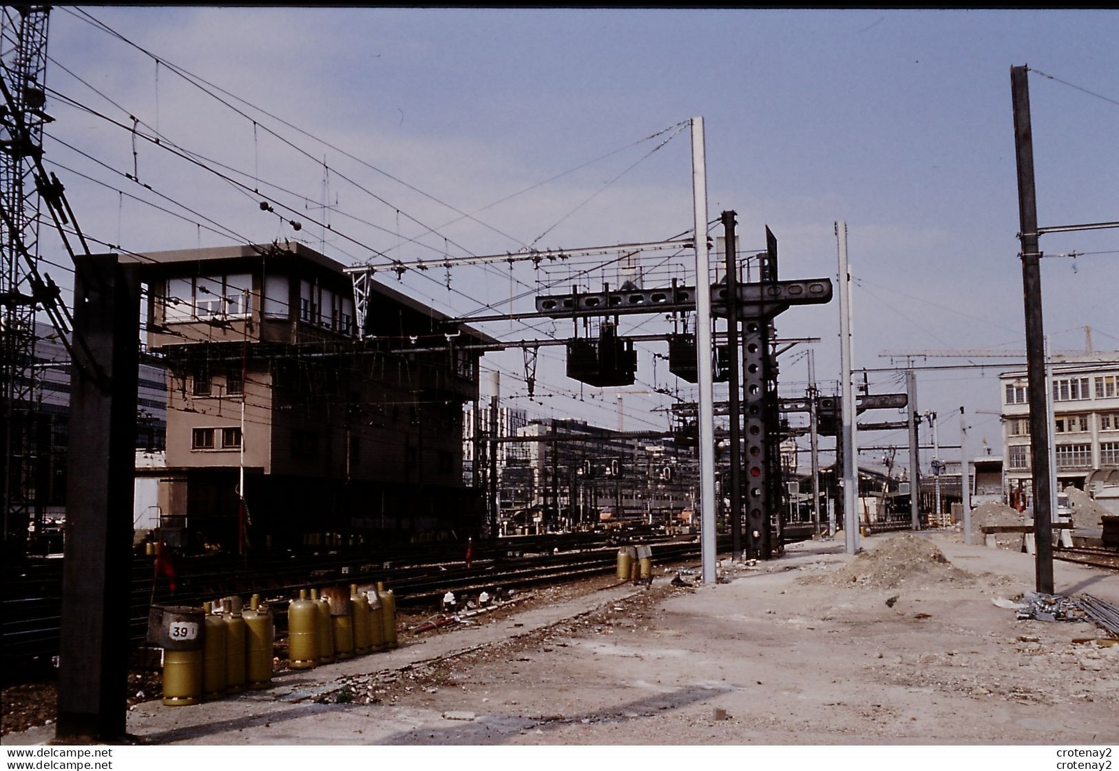 Photo Diapo Diapositive Train Wagon PARIS Gare De Lyon Bouteilles Gaz Réchauffeurs Aiguilles Le 21/04/1993 VOIR ZOOM - Diapositives